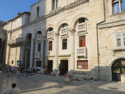 diocletspalace 018 reused portico 