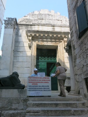 diocletspalace 023 temple of jupiter 
