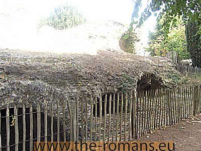 vpf-43-remains-roman-amphitheatre-3rd-century 